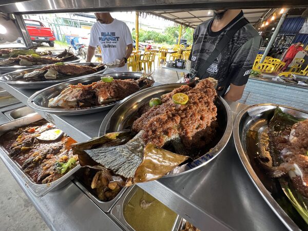 Nasi Ulam Ikan Bakar Balok - Tempat makan popular di Kuantan berhampiran Timurbay