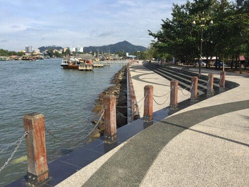 Esplanade Tanjung Api di tepi laut, Kuantan