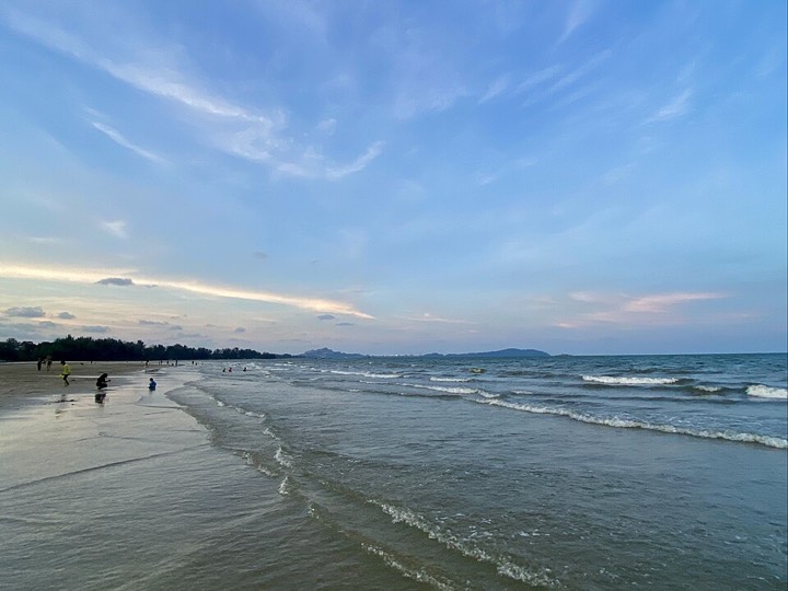 Pantai Balok, Kuantan, dengan ombak dan langit petang