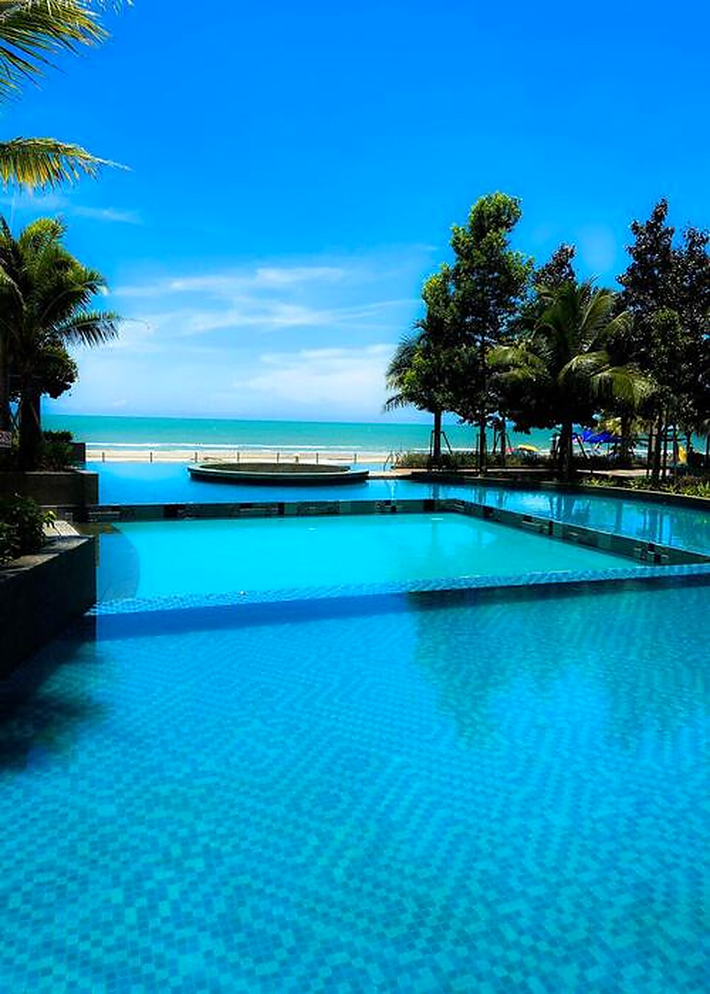 Kolam renang infiniti menghadap laut di Timurbay Seafront Residence